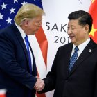 El presidente de China, Xi Jinping (R), se da la mano con el presidente de los Estados Unidos, Donald Trump, antes de una reunión bilateral al margen de la Cumbre del G20 en Osaka el 29 de junio de 2019. - Estados Unidos estaba listo el jueves para anunciar un histórico Un acuerdo comercial con China, días antes de que se establezcan nuevos aranceles entre las dos economías más grandes del mundo, aliviando una disputa comercial que ha agitado los mercados durante casi dos años. (Foto por Brendan Smialowski / AFP) |




(FILES) In this file China"s President Xi Jinping (R) shakes hands with US President Donald Trump before a bilateral meeting on the sidelines of the G20 Summit in Osaka on June 29, 2019. - The United States was poised Thursday to announce a historic trade deal with China, days before new tariffs are due to kick in between the world"s two largest economies, easing a commercial dispute that has roiled markets for almost two years. (Photo by Brendan Smialowski / AFP) |
