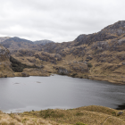 Laguna en el Parque Nacional Cajas, Azuay: un paisaje único de páramo y montañas en Ecuador.