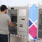 Un ciudadano hace uso de un cajero automático.
