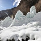 Foto del 18 de marzo de 2025, muestra un glaciar artificial construido por residentes locales durante los inviernos para conservar agua para los veranos en la aldea de Pari, región montañosa de Gilgit-Baltistán de Pakistán.