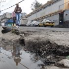 Malestar. Moradores de la Roldós deben esquivar los huecos que se formaron en la calle Rumihurco porque tampoco hay aceras.