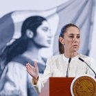 La presidenta de México, Claudia Sheinbaum, habla durante una rueda este miércoles, de prensa en Palacio Nacional de la Ciudad de México (México).