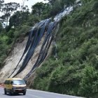 Situación. Ciudadanos piden que se coloque muros de contención en los taludes en la vía a Nayón.
