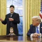 A la derecha el presidente de Estados Unidos, Donald Trump y  la izquierda el magnate, Elon Musk.