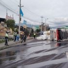 El tráiler se volcó en Puembo, en el tramo de las avenidas Oswaldo Guayasamín y Ruta Viva.