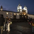 En las noches, visitantes aprovechan para pasear y tomarse fotos en la plaza de San Francisco.