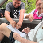 Leonardo Viteri Molinari, de 87 años, acudió a su recinto y accedió al voto asistido, en su vehículo, el 13 de abril del 2025.