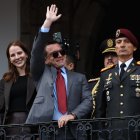 El presidente de Ecuador, Daniel Noboa, y su esposa Lavinia Valbonesi, saludan desde el Palacio de Gobierno, durante el tradicional Relevo de Cambio de Guardia Presidencial, en Quito.