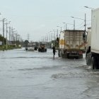 La vía Jujan-Babahoyo presenta inundaciones recurrentemente en su calzada, por lo que conductores optan por desviarse hacia rutas alternas.