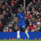 Moisés Caicedo celebró el gol conseguido con Chelsea, pero después no fue válido por Offside