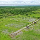 La alcaldía invertirá más de $17 millones para expropiar terrenos y construir la autopista que dará acceso al nuevo aeropuerto en Daular. La obra entusiasma a algunos y preocupa a otros por su impacto ambiental, vial y social.