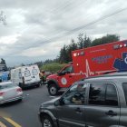 Luego del choque, los dos buses quedaron sobre el carril derecho de la autopista Rumiñahui. Hay congestión.