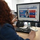 Una persona busca en la página oficial del Municipio de Quito los trámites que puede hacer virtualmente.