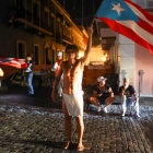Puertorriqueños protestan frente a La Fortaleza durante un masivo apagón en el Viejo San Juan, Puerto Rico, el 16 de abril de 2025.