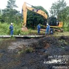 Personal de Petroecuador hace trabajo de limpieza del petróleo que se derramó en la provincia de Orellana.
