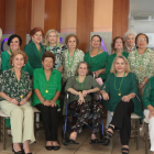 Vicky de Seminario, presidenta del directorio, sorprendió a las asistentes con collares verdes decorados con monedas doradas, símbolo de prosperidad para el resto del año.