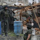 Integrantes de la policía custodian una estación de policía afectada por una explosión este jueves, en Mondomo, Cauca (Colombia).