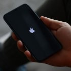 El iOS es el sistema operativo móvil desarrollado por Apple para sus dispositivos, como iPhone.