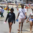 Cientos de turistas llegaron a Salinas a disfrutar del feriado.