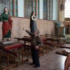 Imágenes. El padre Cabrejas señala las andas listas para salir el jueves, desde la iglesia de Santo Domingo, a la procesión del Silencio, en el centro.