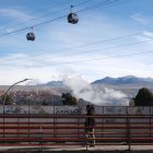 Fotografía de una mujer caminando por una calle en El Alto (Bolivia).