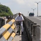 Ampliar. Los usuarios solicitan que estas zonas sean más amplias, para que la gente pueda circular. Son muy estrechas. También que arreglen el piso y las barreras de protección.