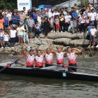 Los integrantes del equipo tricampeón del club Abogado Manuel Calle celebrando en la orilla de Posorja.