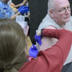 Fotografía de archivo de una persona recibiendo una vacuna , en Lubbock, Texas, EE. UU., 01 de marzo de 2025.EFE/ANNIE RICE