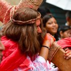 La procesión de San Agustín realiza su recorrido en el centro de Guayaquil.