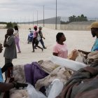 haitianos cruzando el ingreso fronterizo hacia República Dominicana para comercializar productos, en Pedernales (República Dominicana).