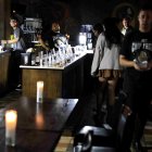 Personas atienden un bar durante un apagón este miércoles, en San Juan (Puerto Rico).