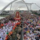 Una multitud de feligreses participó en la procesión del Cristo del Consuelo. Ciento de ellos se congregaron en las afueras del Santuario del Cristo del Consuelo desde tempranas horas de la madrugada.