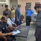Resignados pero en calma llegaron a los centros de detención en Peshawar, Pakistán, los primeros afganos que fueron arrestados por las autoridades paquistaníes