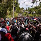 Personas participan en una manifestación en la que exigen a las autoridades medidas para hacer frente a la creciente ola de violencia