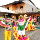 El baile, los arrullos y la conexión con la naturaleza, son pilares fundamentales que sostienen la identidad.