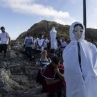 Personas participan durante la tradicional procesión al santuario del Monte Santo