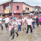 Los feligreses de El Laurel tuvieron que usar botas para la procesión.