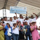 Los integrantes de la yola del club Ab. Manuel Calle en lo más alto del podio, recibieron durante la premiación un trofeo y un cheque de $ 1.4000 dólares.