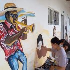 Playas. Los artistas con sus pinturas expresan su arte.