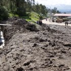 Daño. La vía quedó con lodo tras el desborde de quebrada Los Arupos