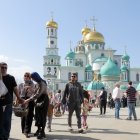 Rusos ortodoxos visitan el Monasterio Nuevo Jerusalén en Istra, en la región de Moscú, durante la víspera de la Pascua ortodoxa.