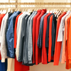 Turistas aprovechan el alza del dólar para hacer compras en Colombia sin pagar impuestos.