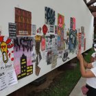 La técnica de paste-up, que consiste en pegar imágenes diseñadas en paredes del espacio público, se aplicó en la feria de Conciencia Positiva.