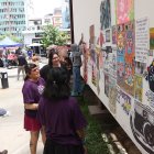 Artistas elaboraron en calle Panamá un mural con la técnica de paste-up, que consiste en pegar ilustraciones en una pared del espacio público.