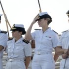 La princesa Leonor desde la cubierta del Juan Sebastián Elcano durante su llegada al puerto del Callao, en Perú.
