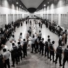 Guardias del Centro de Confinamiento del Terrorismo (Cecot) de El Salvador durante el ingreso de ciudadanos venezolanos, deportados desde EE.UU. y acusados de pertenecer al Tren de Aragua.