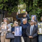 Familiares de los acusados en el caso conocido como "complot", junto a figuras públicas y políticas, protestan ante el Tribunal de Primera Instancia de Túnez el 18 de abril de 2025.