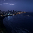 Rayos iluminan el cielo durante una tormenta eléctrica nocturna.