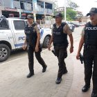 Miembros de la Policía Nacional patrullan sectores como el Malecón de Playas, donde hace un par de meses se cometió un sicariato contra alguien que se bañaba en el mar.