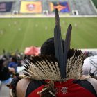 Tanto jugadores como hinchas en las gradas del primer torneo indígena nacional de Brasil acudieron con la indumentaria que regularmente usan, solo que con adaptaciones.